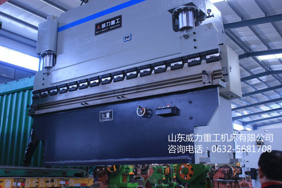 WC67Y-100/3200型液压板料折弯机液压系统的工作原理图.该系统采用流量为25l/min的定量柱塞泵,可实现空程快速下行、滑块慢速接近和加压、保压、卸压、回程和任意停止等动作。 (1)滑块快速下行 电磁铁3DT、4DT同时通电,液压泵输出的压力油经阀17进入液控单向阀8的控制腔将其打开,液压缸10下腔的油液便经阀8、阀6和节流阀7流回油箱,另一路经阀12流回油箱,滑块在自重作用下快速下行.