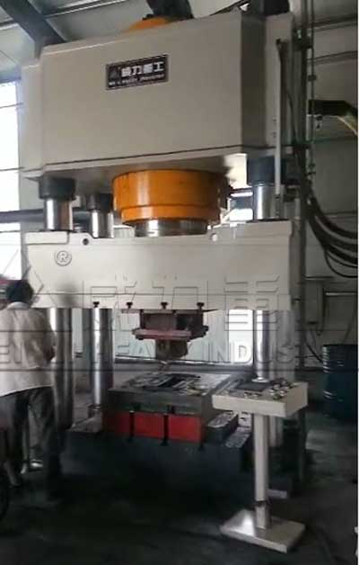 1000吨镁碳砖成型液压机